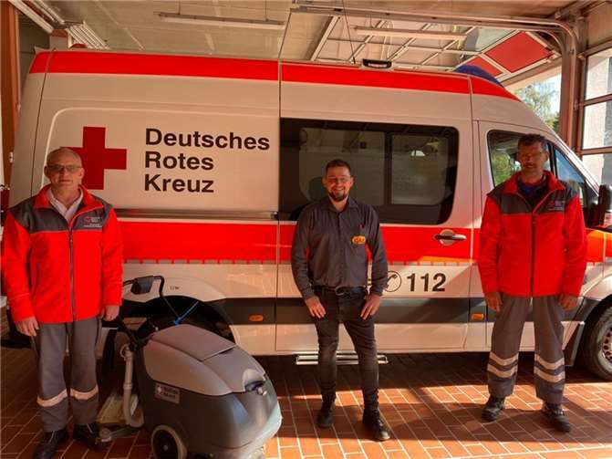 Bei der Übergabe der Bodenreinigungsmaschine.Quelle: DRK