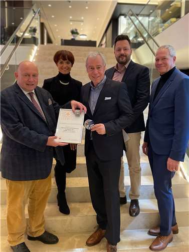 Bei der Übergabe der Ehrung: v.li. Leo Biewer (Präsident DRK Koblenz), Ulli Piel (Stabsstelle Kommunikation DRK Koblenz), Tom Schilling, Philipp Schmidt (Kaufmännischer Leiter DRK Koblenz), Martin Maser (Geschäftsführer DRK Koblenz). Fotos: DRK Koblenz