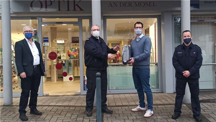 Bei der Übergabe der Etuis: v.li. Bürgermeister Bruno Seibeld, Wehrleiter Michael Gohmann, Geschäftsinhaber Christoph Ballies und Feuerwehr-Gerätewart Sascha Martin.Foto: privat