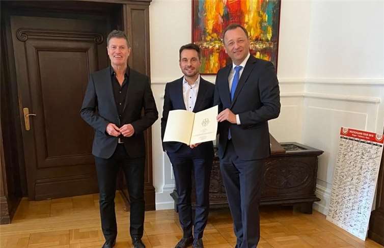 Bei der Übergabe der Förderurkunde: v.li. Detlev Pilger, David Langner und Josef Oster.Quelle: Büro von Detlev Pilger, MdB