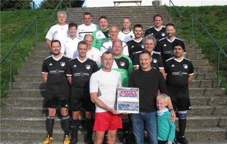 Bei der Übergabe der Fotosammlung. Foto: privat