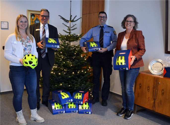 Bei der Übergabe der Helme waren dabei: Laura Matschek (l.) und Elke Stach von der Schulverwaltung der VG (r.), der Erste Beigeordnete Andree Stein sowie Marcell Daubach in Polizeiuniform.  Foto: VG Montabaur / Ingrid Ferdinand