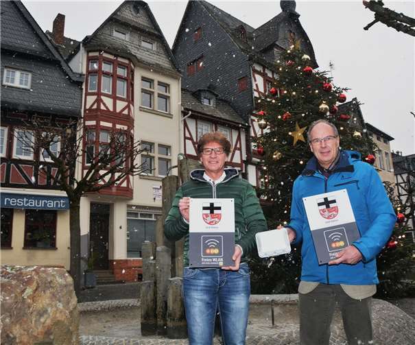 Bei der Übergabe der Hinweistafeln zu den neuen WLAN-Punkten in der Stadt Adenau: Stadtbürgermeister Arnold Hoffmann (rechts) und evm-Kommunalbetreuer Berthold Nick. Foto: evm/Gassen