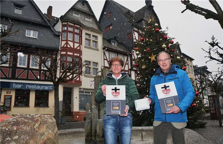 Bei der Übergabe der Hinweistafeln zu den neuen WLAN-Punkten in der Stadt Adenau: Stadtbürgermeister Arnold Hoffmann (r.) und evm-Kommunalbetreuer Berthold Nick.Foto: evm/Gassen
