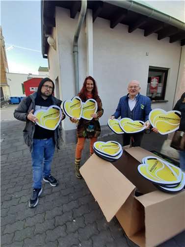 Bei der Übergabe der Isokissen. Foto: privat