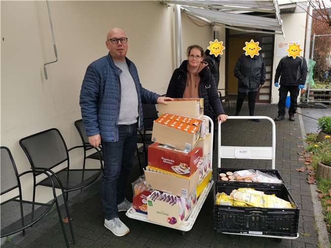 Bei der Übergabe der Lebensmittelspende. Quelle: AWO Gladbach