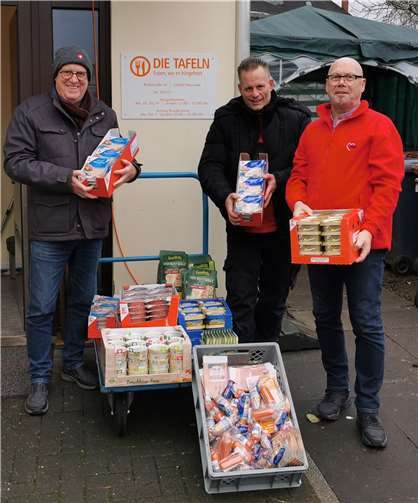 Bei der Übergabe der Lebensmittelspende.  Quelle: AWO Gladbach