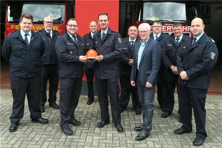 Bei der Übergabe der Leitung bedankte sich Tobias Frank-Weigl für die bislang gute Zusammenarbeit. Er freute sich, dass Maik Koepke sich für die Übernahme bereit erklärt hat und zeigte sich überzeugt, dass das Amt so wie bisher weitergeführt wird. Foto: Feuerwehr VG Puderbach/Wolfgang Tischler