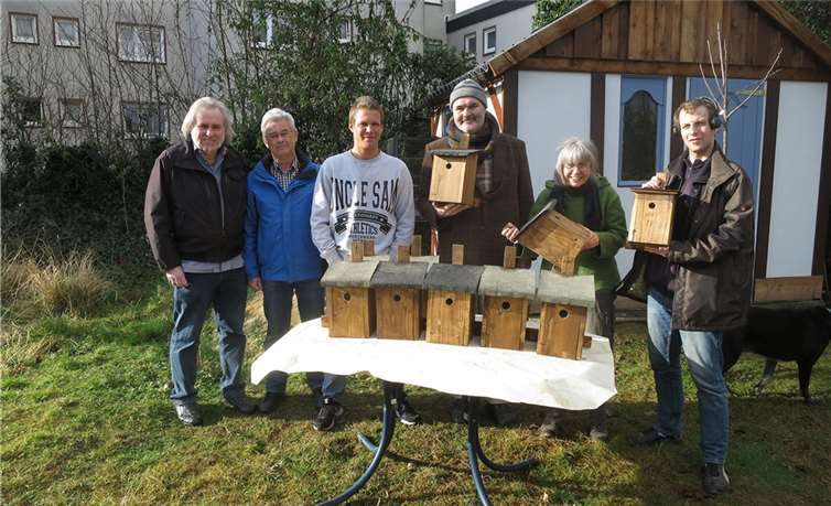 Bei der Übergabe der Nistkästen strahlten (v.l.n.r.) Karl-Heinz Peters, Paul Adams, Mario Rolshoven, Jost von Sturm, Auguste Lingen und Patrik Oberjetz mit der Sonne um die Wette.ASH-Sprungbrett e. V.