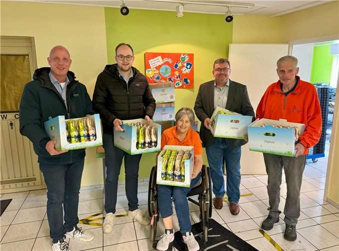 Bei der Übergabe der Osterhasen. Foto: privat