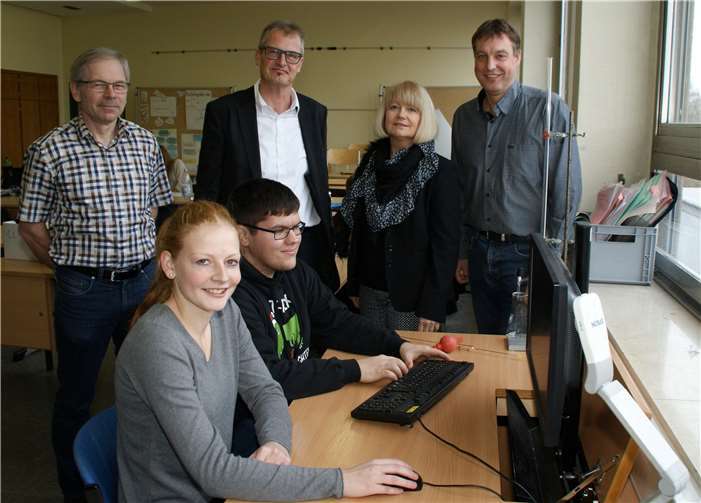 Bei der Übergabe der PC-Ausstattung für die Berufsbildende Schule v.l.n.r: Dieter Reime – Fachlehrer David-Röntgen-Schule Neuwied, Dirk Oswald – Schulleiter David-Röntgen-Schule Neuwied, Dr. Sabine Dyas – Geschäftsführerin IHK-Akademie Koblenz, Torsten Scherr – Leiter der Bildungsstätte Neuwied, im Vordergrund: 2 Schüler einer Fachklasse. privat