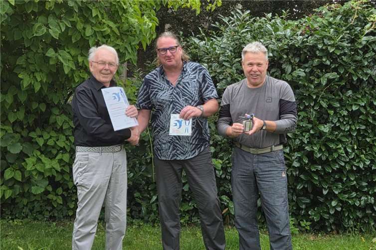 Bei der Übergabe der Plakette und Urkunde: v.li. Elmar Esper Nabu Landkern, Karl-Heinz Stodden Brachtendorf und Peter Schlaf Naturtrainer NABU. Foto: NABU