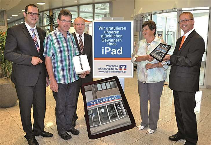 Bei der Übergabe der Präsente ( v.l.n.r.): Michael Nisius, Gewinner Klaus Knechtges, Werner Pinger, Gewinnerin Maria Weber und Günther Probstfeld. privat