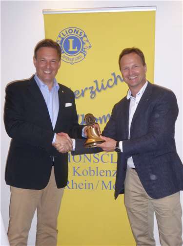 Bei der Übergabe der Präsidentenglocke: (v.l.) RA Lars Petrak und Dr med. Tim Kalchthaler. D. Schöning