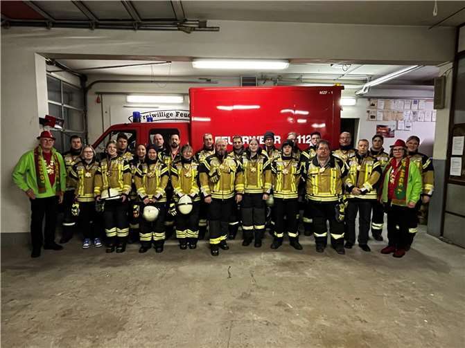 Bei der Übergabe der Prinzenorden an de Ochtendunger Löschzuges der Freiwilligen Feuerwehr Maifeld im Feuerwehrhaus. Foto: Helmut Becker