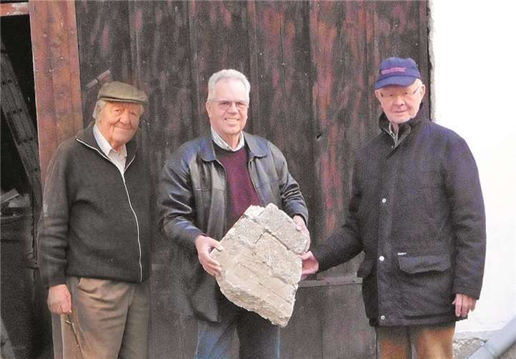 Bei der Übergabe der Raritäten (v.l.): Simon Birrenbach, Dr. Heinz Geenen und Adolf Zils. privat