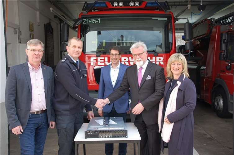 Bei der Übergabe der Server durch Landesjustizminister Herbert Mertin. Foto: P. Sturhan, Ministerium der Justiz