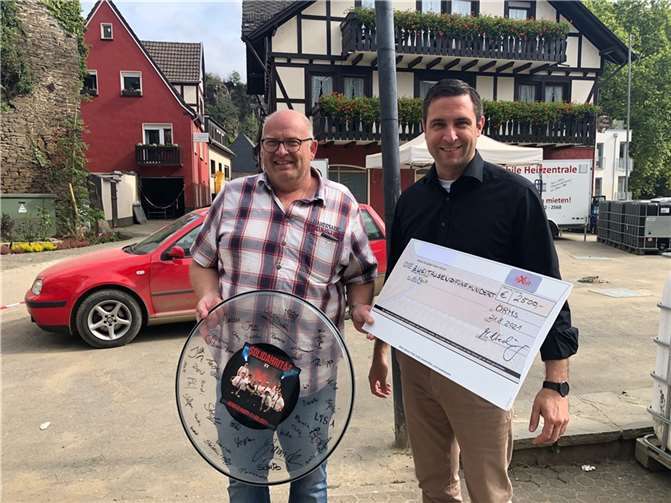 Ahr-Hilfe statt Kirmes Bei der Übergabe der Spende.
