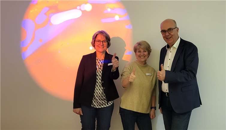 Bei der Übergabe der Spende. Quellen: Herz-Jesu-Haus Kühr