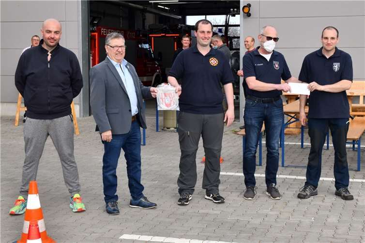 Bei der Übergabe der Spende für die Flutopfer. Foto: VG Weißenthurm / Detlef Schneider