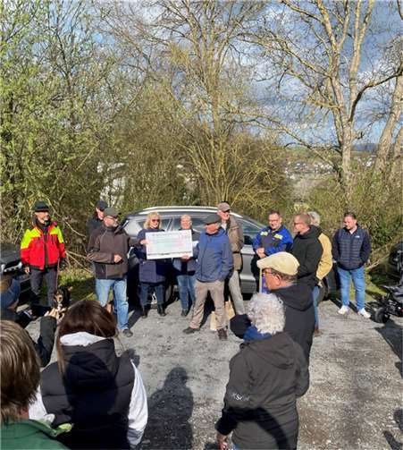 Bei der Übergabe der Spende für die Setzlinge. Fotos: Peter Müller