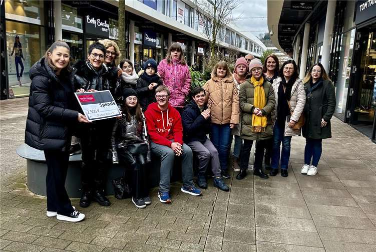 Bei der Übergabe der Spende in Höhe von 2.500 Euro. Foto: OCI