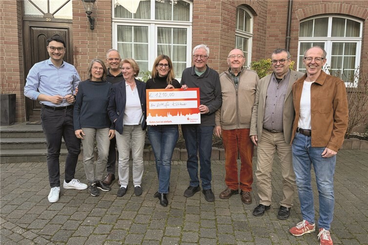 Bei der Übergabe der Spende waren anwesend (v.r.): Prof. Dr. Peter Löcherbach, 1. Vorsitzende, Toni Bündgen, Vorstand, Dr. Stefan Zakrzewski, Beiratssprecher, Julia Zahran, 2.Vorsitzende, Antonie Heider, Ehrenvorsitzende, Dr. Hannad Zahran; Vorstand, Beate Neumann, Beirat, und Philip Rünz, Vorstand.