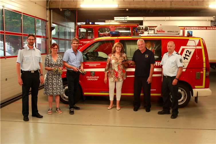 Bei der Übergabe der Spenden. Foto: Feuerwehr VG Dierdorf