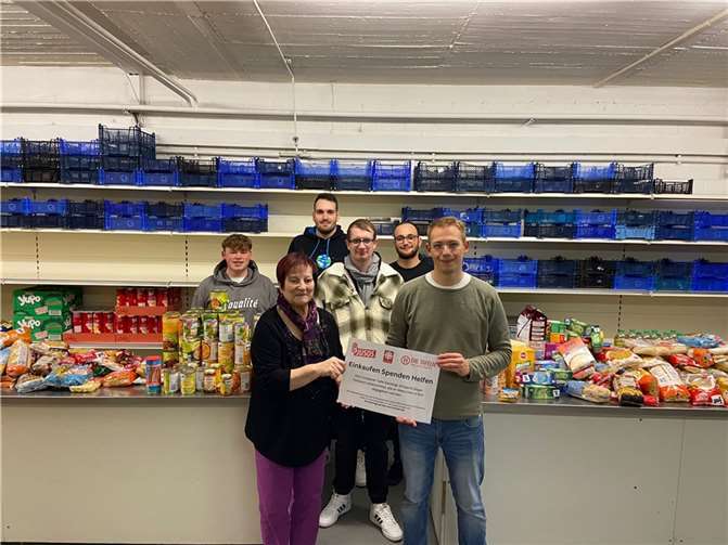 Bei der Übergabe der Spenden. Quelle: Jusos Cochem