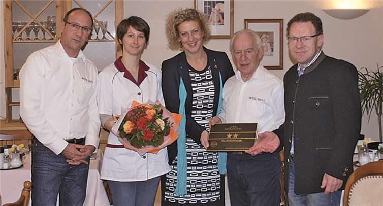 Bei der Übergabe der Sterne-Plakette (v. l.) Thierry Cavriani, Agnes Krzyszkiewicz, Marion Wenzel, Roelof van der Linde, Heinz Schönewald. privat