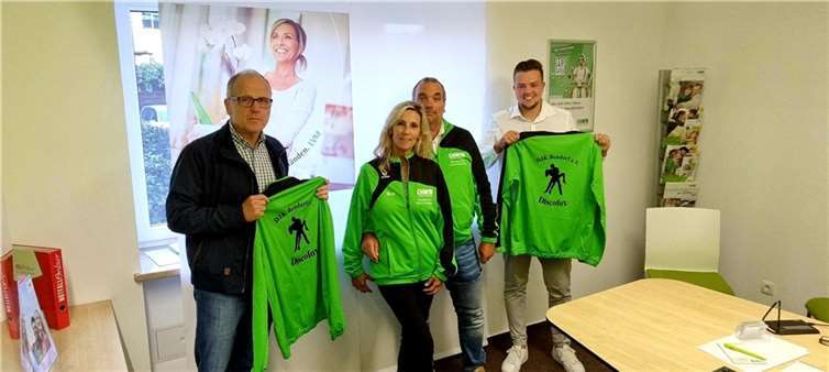 Bei der Übergabe der Trainingsjacken.Foto: privat