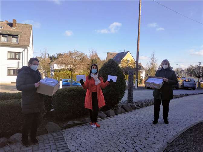 Bei der Übergabe der Überraschungspost (von links): Melanie Rieß, Judith Fuchs und Klaudia Racke-Hackenbruch. Fotos: Caritas Zentrum, Mendig