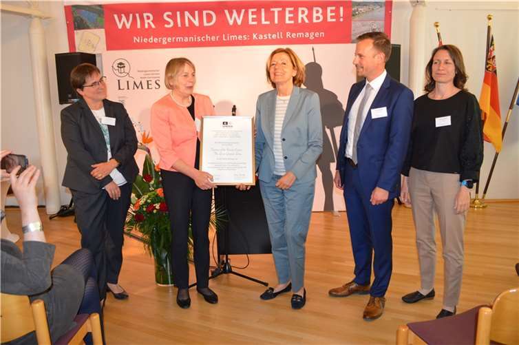 Bei der Übergabe der Urkunde (v.l.) Heike Otto, Birgitta Ringbeck, Malu Dreyer, Björn Ingendahl und Cornelia Weigand.  Fotos: AB