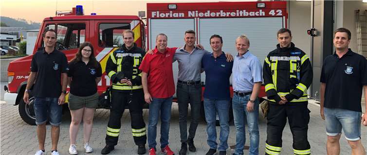 Bei der Übergabe der Wärmebildkamera an die Freiwillige Feuerwehr Niederbreitbach: Wehrführer René Rams (v.li.n.re.), Sabrina Aigner, Julien Kolling, Ulli Schmitz, Eugen Siegloch, Dirk Krämer, Stefan Menzenbach, Bernd Frey und 1. Vorsitzender Lars Heitmann. Foto: privat