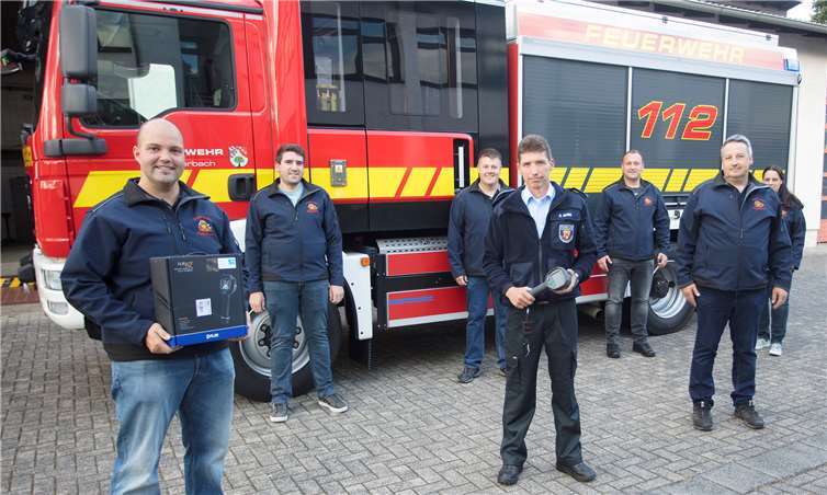 Bei der Übergabe der Wärmebildkamera.Quelle: Feuerwehr der VG Puderbach