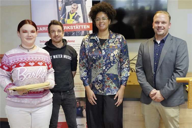 Bei der Übergabe der Zertifikate (von links): Absolventin Angelique Grünewald, Benjamin Clemens (Fachkraft für berufliche Bildung), Farida Adam (Fachdienstleiterin), Tino Pfitzner (Betriebsstättenleiter Cochem).  Foto: Sabine Risser / Caritas Werkstätten