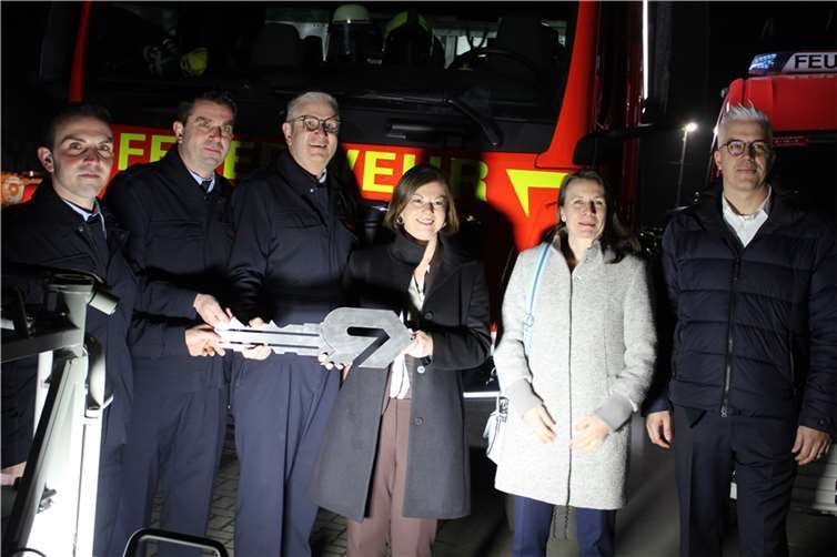 Bei der Übergabe der drei neuen Fahrzeuge (v.l.n.r.) Martin Marhöfer (stv. Wehrführer Altenahr), Stephan Knieps (Wehrführer Altenahr) Frank Linnarz (VG-Wehrführer) Nicole Steingaß, Landrätin Cornelia Weigand sowie VG-Bürgermeister Dominik Gieler.  Foto: WITE