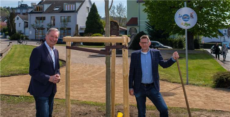 Bei der Übergabe der grünen Spende: Verbandsbürgermeister Karsten Fehr und Ortsbürgermeister Roland Thelen (v. li.). Foto: VG Unkel