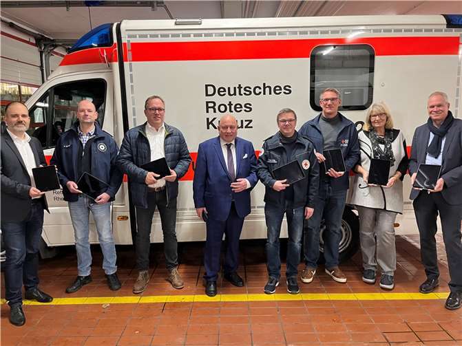 Bei der Übergabe der iPads an die Präsidiumsmitglieder bedankte sich Leo Biewer ausdrücklich für das hohe Engagement und die Bereitschaft, diese so wichtigen Aufgaben ehrenamtlich auszuführen. Quelle: DRK Bezirksverband Koblenz