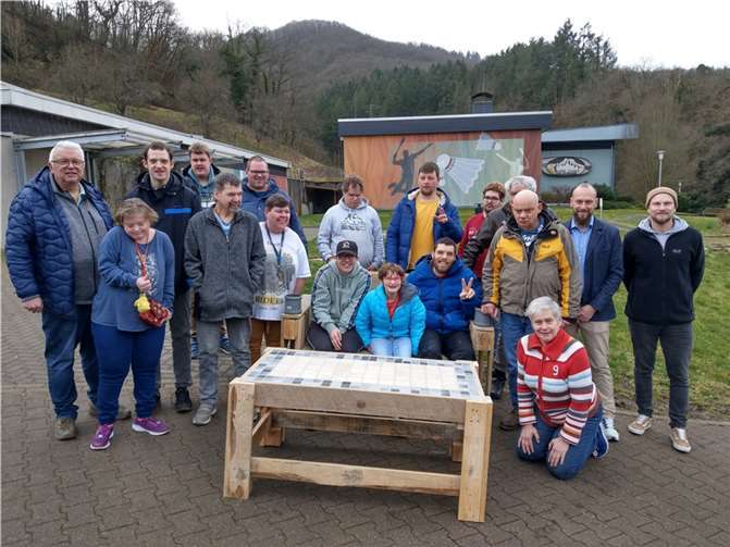 Bei der Übergabe der neuen Palettenmöbel. Foto: Kloster Ebernach