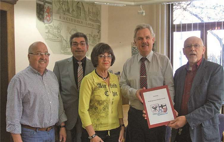 Bei der Übergabe der neuen Satzung (v.l.): G. Bühler, P. Feuser, Ch. Rösner, St. Raetz, U. Janzen. privat