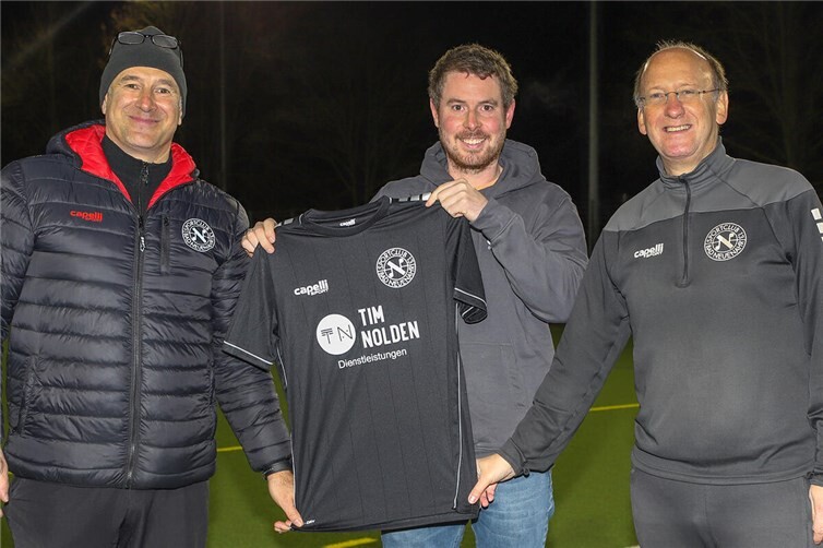 Bei der Übergabe der neuen Trikots. Foto: Guido Kölzer