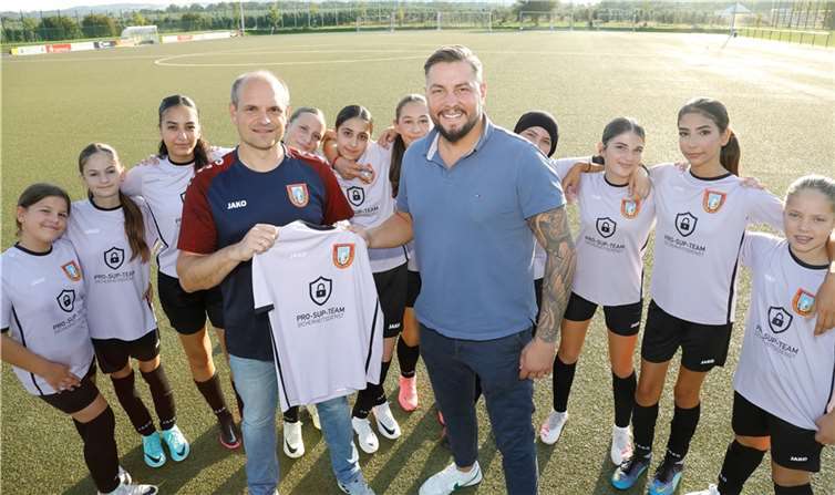 Bei der Übergabe der neuen Trikots. Quelle: SV Kripp