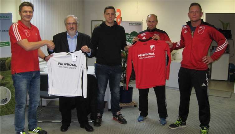 Bei der Übergabe der neuen Trikots v. li.: Sportvorstand Dirk Illgner, Wolfgang Cremer, Torwart Dominic Bolde, Trainer Peter Witt und Kapitän Christian Plath.Privat
