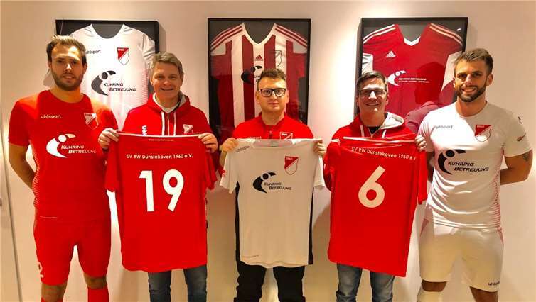 Bei der Übergabe der neuen Trikots (von links): Michael Euskirchen, Dirk Illgner, Mario Strnad, Harald Kuhring und Kevin Karutz.Foto: privat