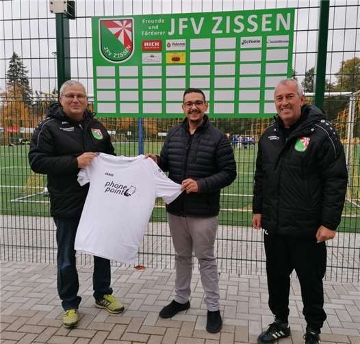 Bei der Übergabe der neuen Trikots.Quelle: JFV Zissen