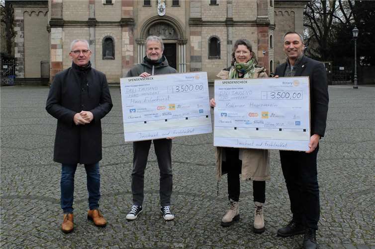 Bei der Übergabe der symbolischen Spendenschecks: der Präsident des Rotary Clubs Koblenz-Deutsches Eck, Josef Rönz - Holger Großklos, Haus Eulenhorst - Ina Rohlandt, Koblenzer Hospizverein - der Vorsitzende der Singschule Koblenz, Dr. Achim Tieftrunk. Foto: privat