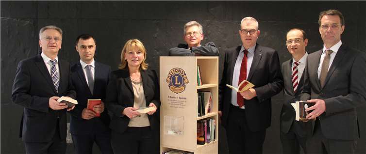 Bei der Übergabe des Bücherregals (v.l.): Chefarzt Dr. Harald Lörler, Pflegedirektor Blerim Hetemi, Krankenhausoberin Gaby Frömbgen, Chefarzt Prof. Dr. Jörg Heller, Präsident des Lions-Club Dr. Michael Berbig, Kaufmännischer Direktor Thomas Karls, Ärztlicher Direktor Dr. Josef Spanier. Privat