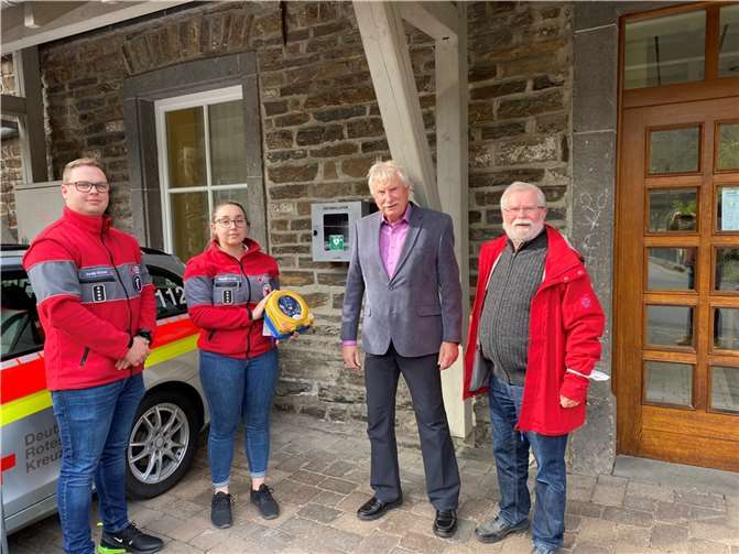 Bei der Übergabe des Defibrillators. Quelle: DRK Treis-Karden