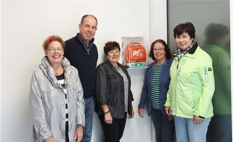 Bei der Übergabe des Defibrillators Rosi Bartsch (v.li.n.re.), Walter Hain, Maria Hain, Ingrid Müller und Monika Kröter. privat
